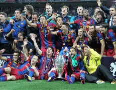 包含巴萨重伤倒地，维尼修斯全队围拢祈祷，场面感人的词条